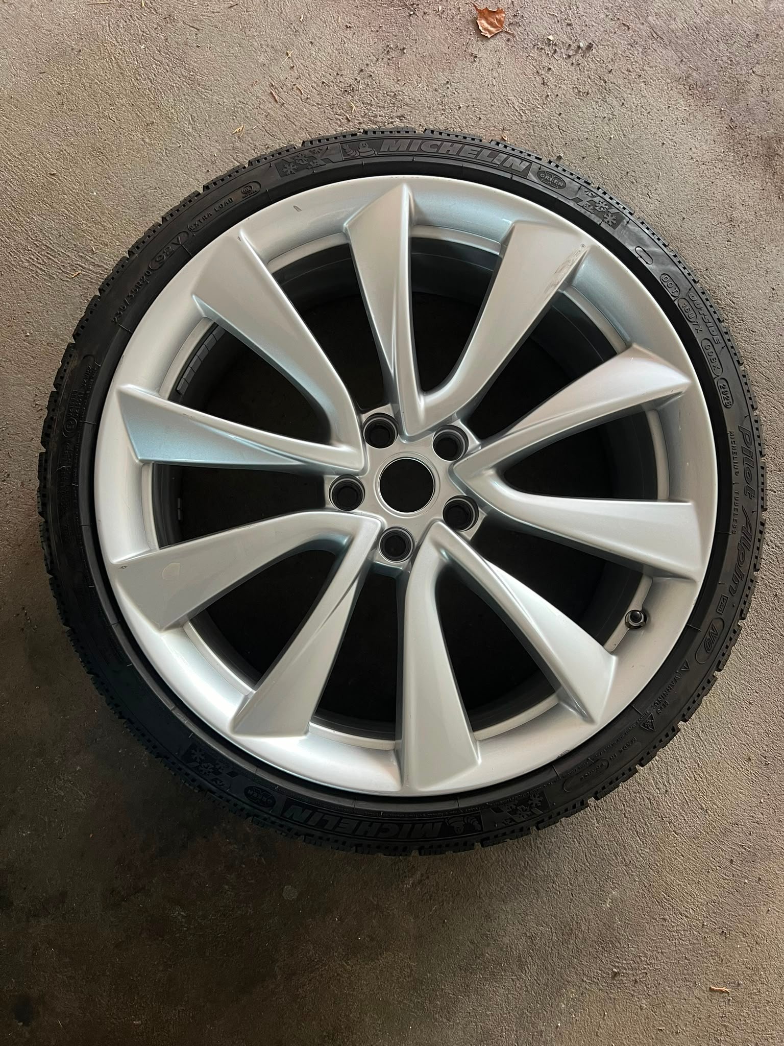 TESLA -Wintereifensatz 20 Zoll mit Michelin, Okt. 2025, Laufleistung 4000 km!-image-1
