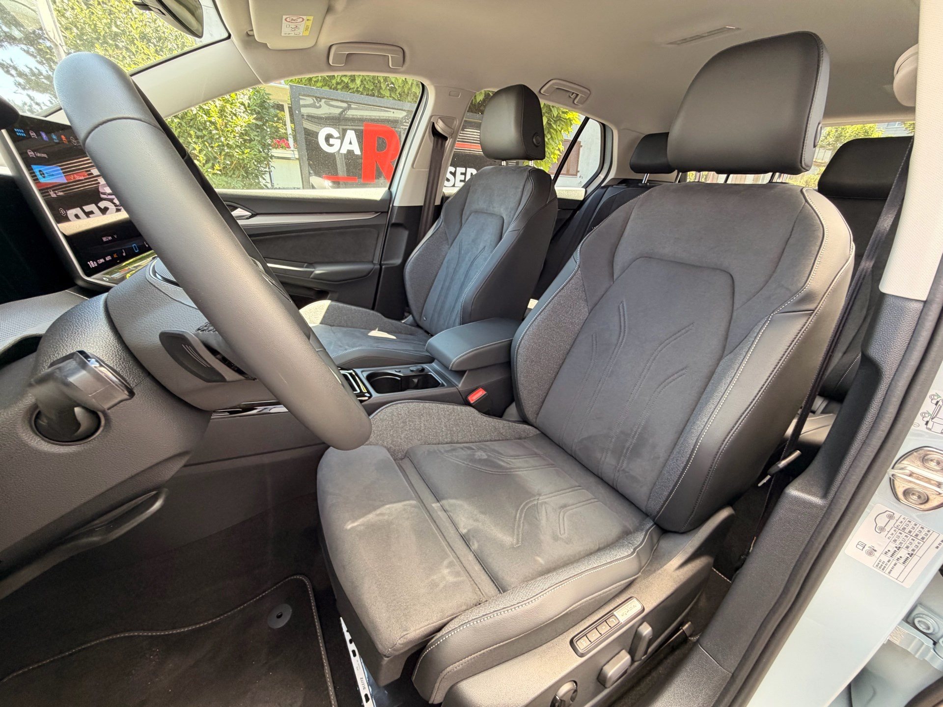 VW Golf VIII 1.5 TSI eHybrid 204 PS Style *** 5 JAHRE VW WERKSGARANTIE ***-image-7
