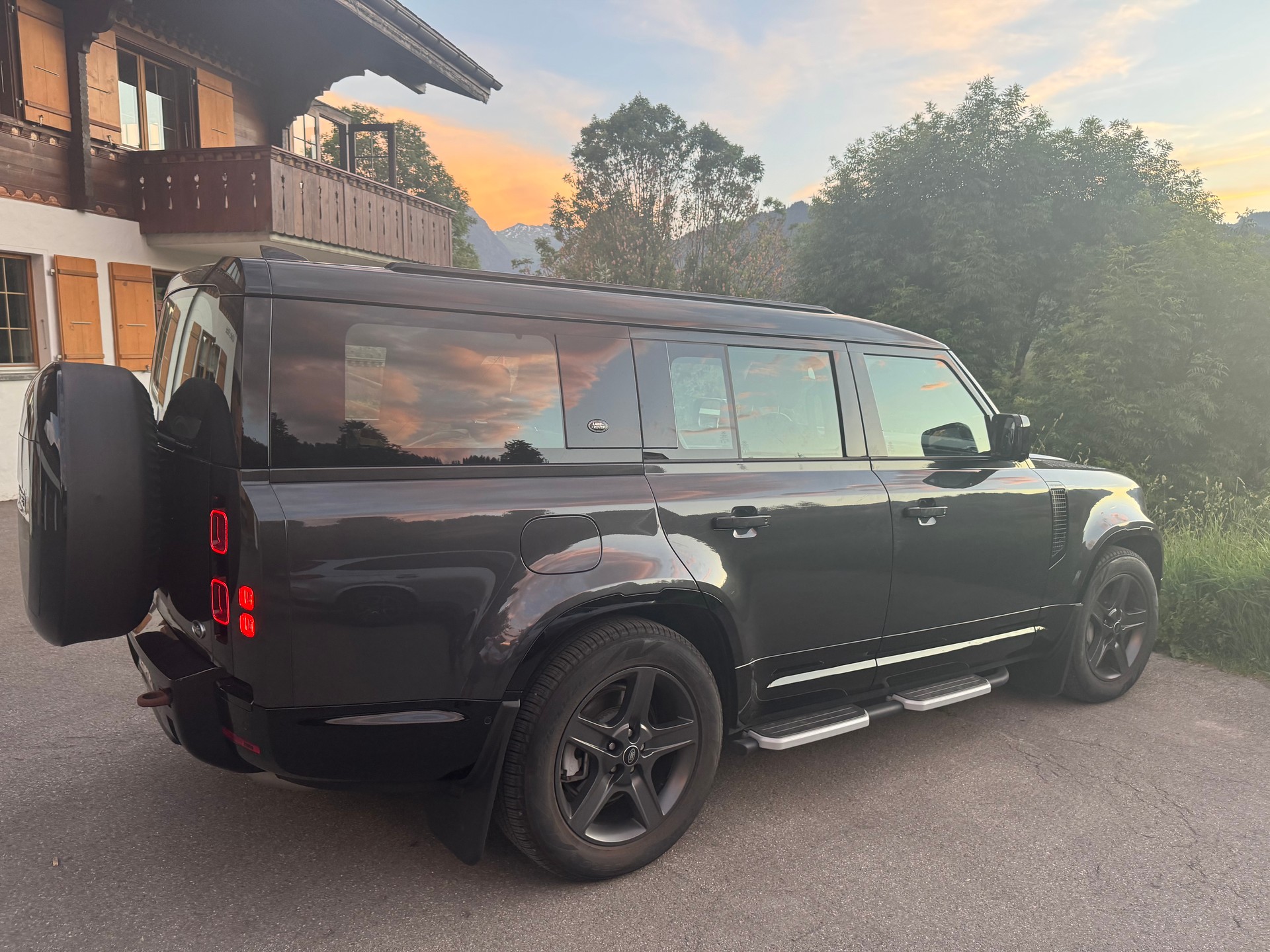 LAND ROVER Defender 130 3.0 D I6 X-Dynamic SE-image-2