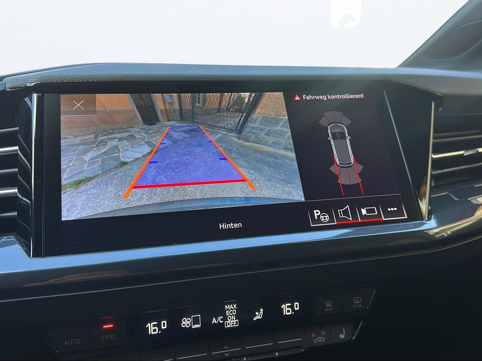 AUDI Q4 e-tron 50 quattro-image-12