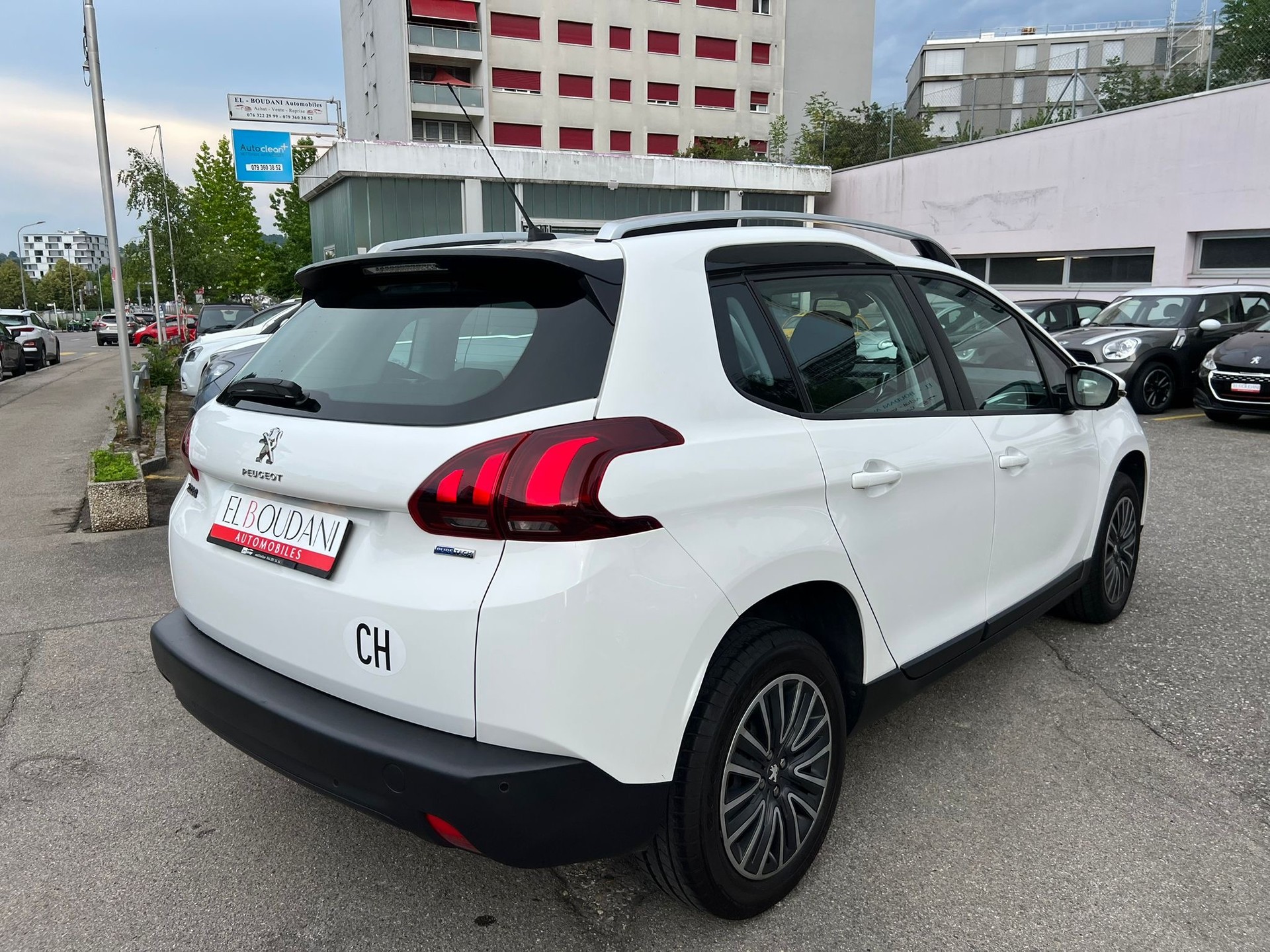 PEUGEOT 2008 1.2 PureTech Style-image-4