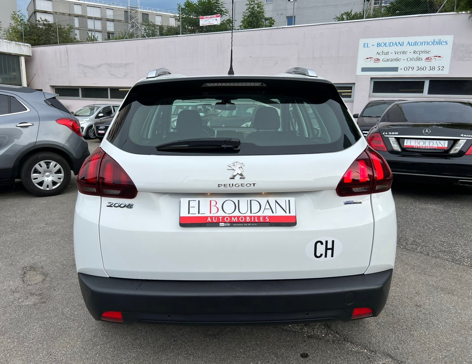 PEUGEOT 2008 1.2 PureTech Style-image-3