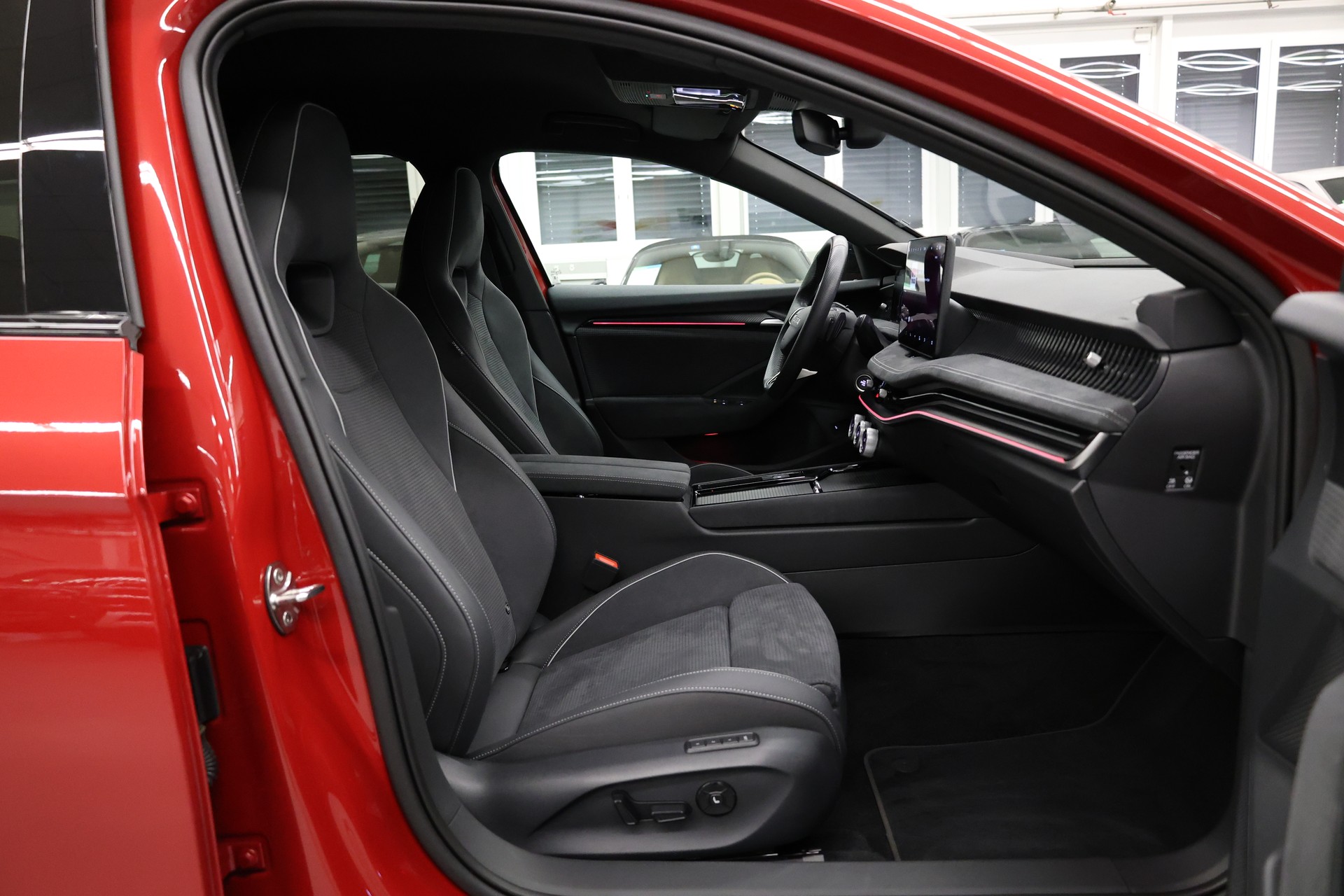 SKODA Superb Combi 2.0 TDI Sportline 4x4 DSG-image-16