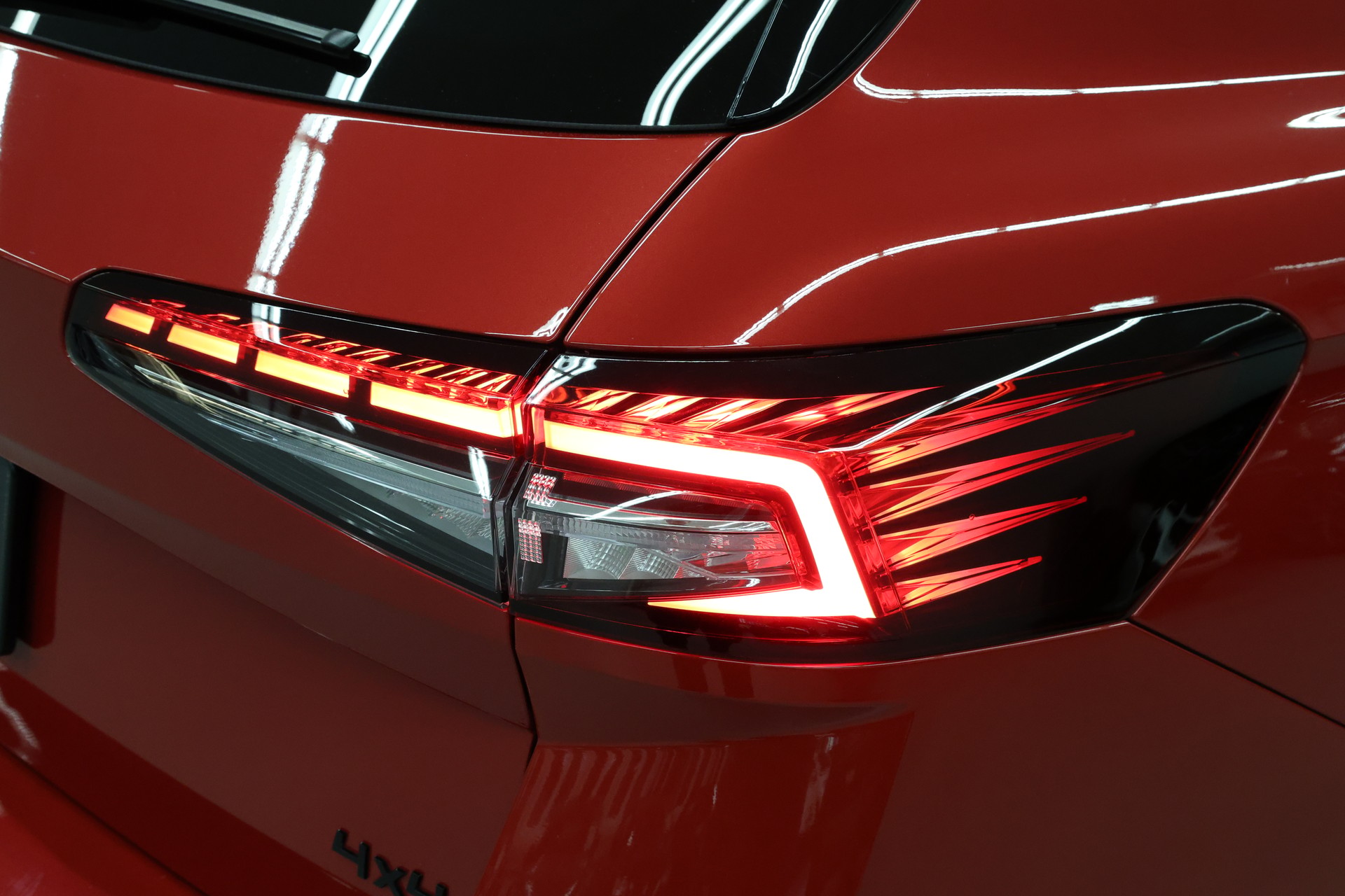 SKODA Superb Combi 2.0 TDI Sportline 4x4 DSG-image-12