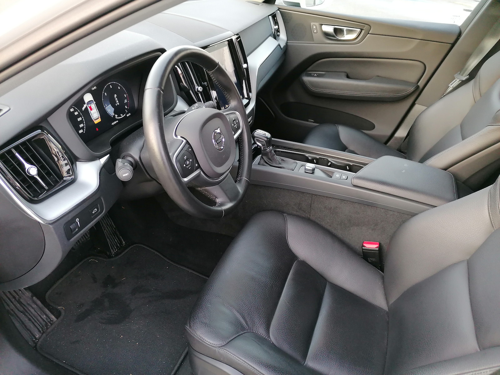 VOLVO XC60 2.0 D4 Momentum AWD-image-6