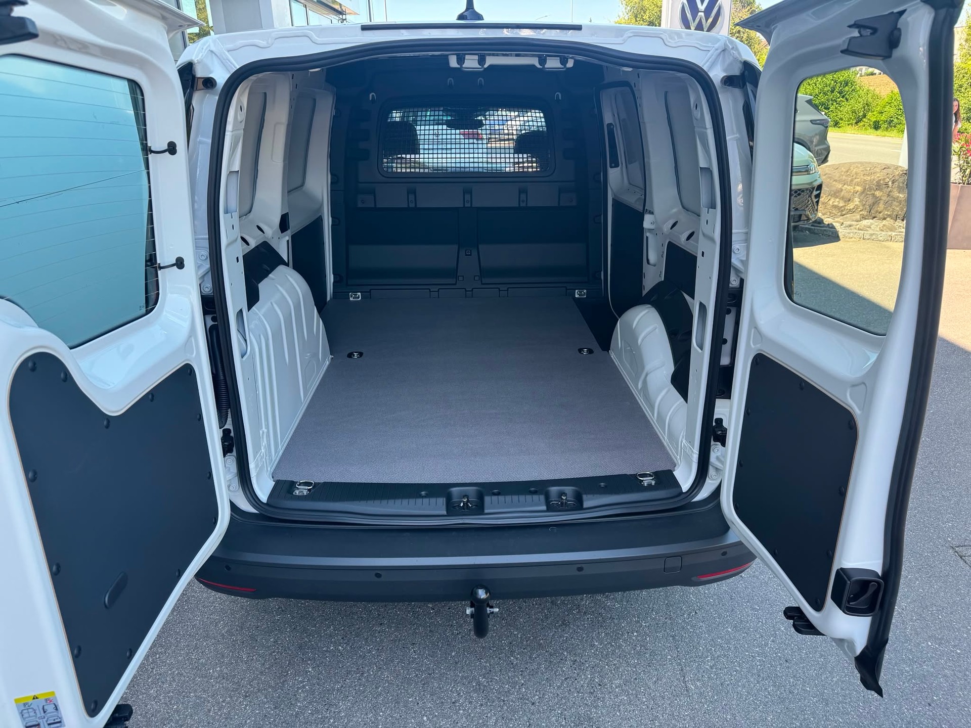 VW Caddy Cargo 2.0TDI Maxi 4Motion-image-5