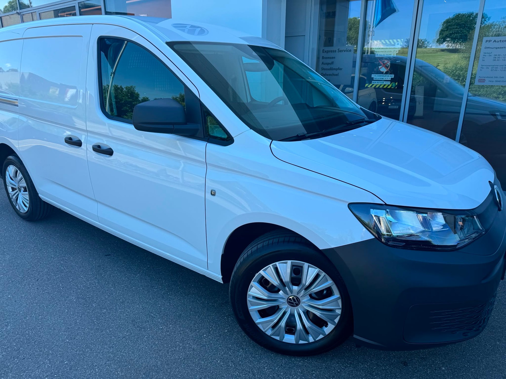 VW Caddy Cargo 2.0TDI Maxi 4Motion-image-1