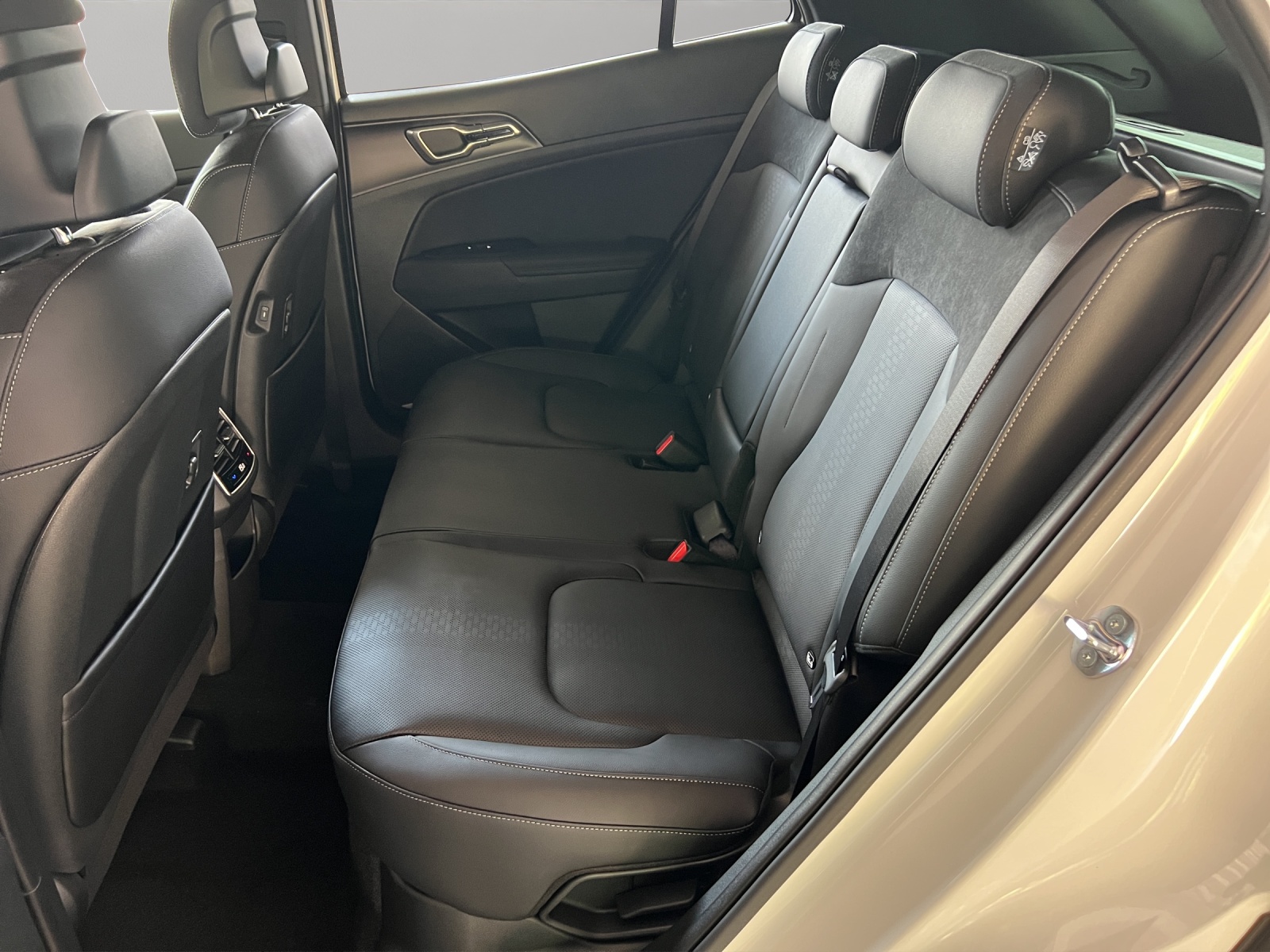 KIA Sportage 1.6T-GDi HEV Black Edition 4x4 / Sonderausführung / Rückfahrkamera / Totwinkelassistent / Head-Up Display-image-13