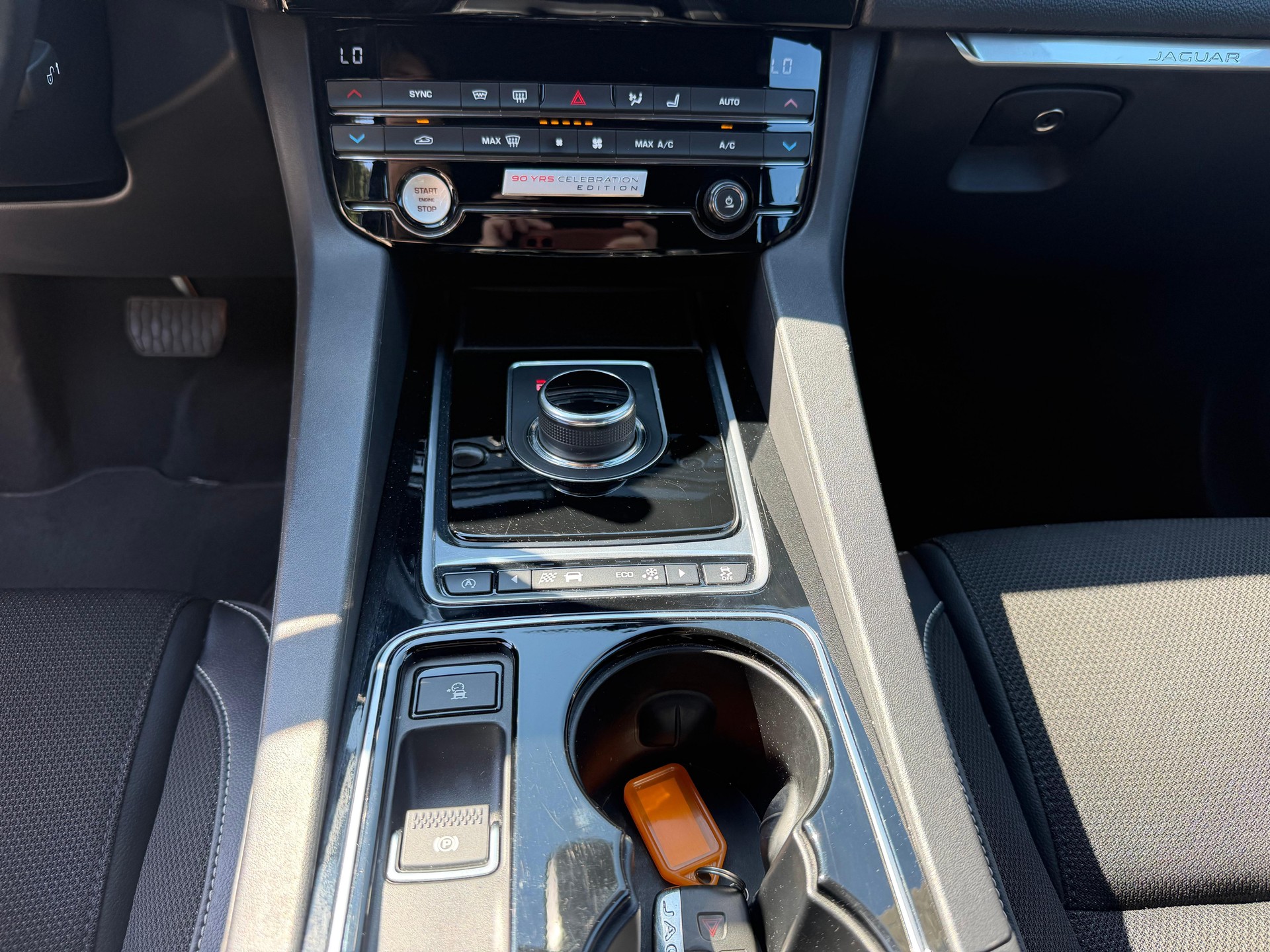JAGUAR F-Pace 2.0 D 180 90YRS Celebration Edition AWD-image-5