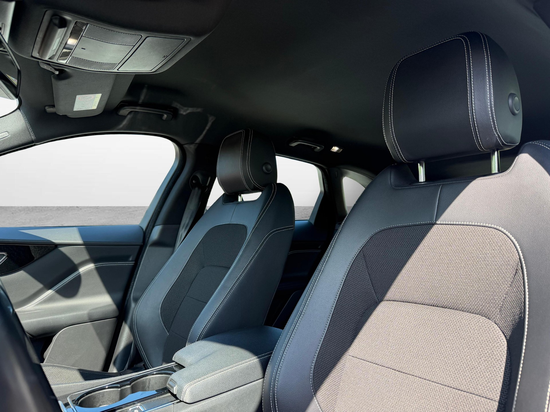 JAGUAR F-Pace 2.0 D 180 90YRS Celebration Edition AWD-showroom-element-2