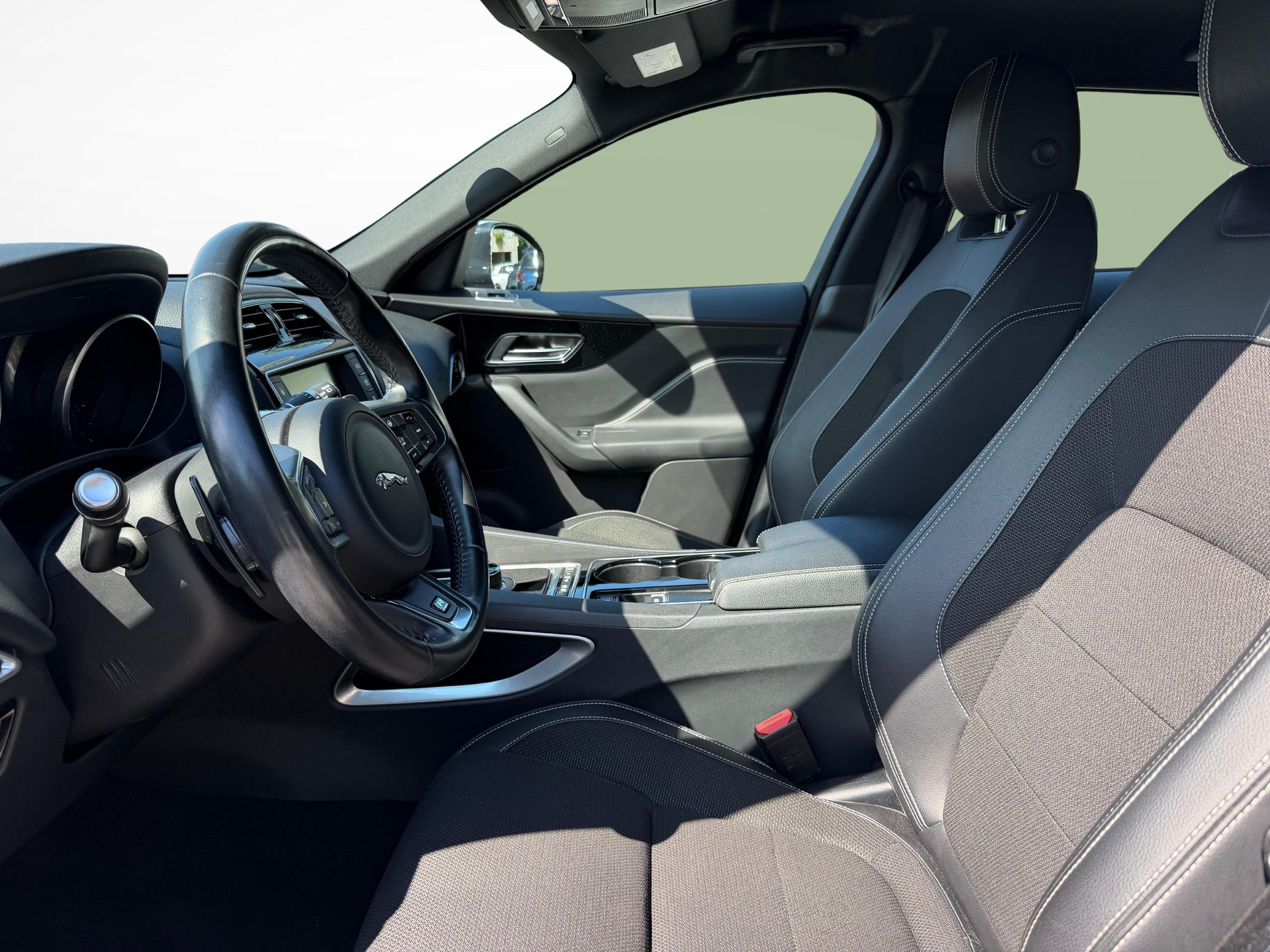 JAGUAR F-Pace 2.0 D 180 90YRS Celebration Edition AWD-showroom-element-1