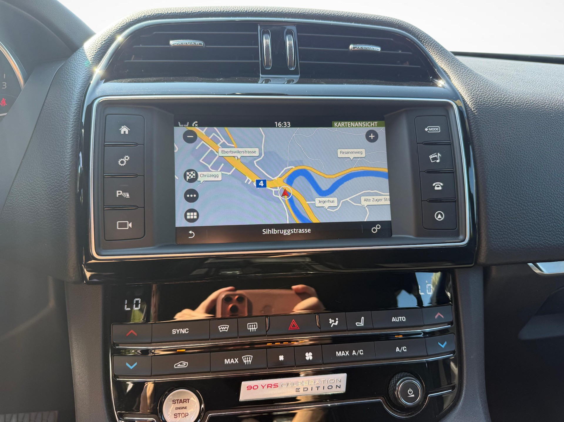 JAGUAR F-Pace 2.0 D 180 90YRS Celebration Edition AWD-image-6