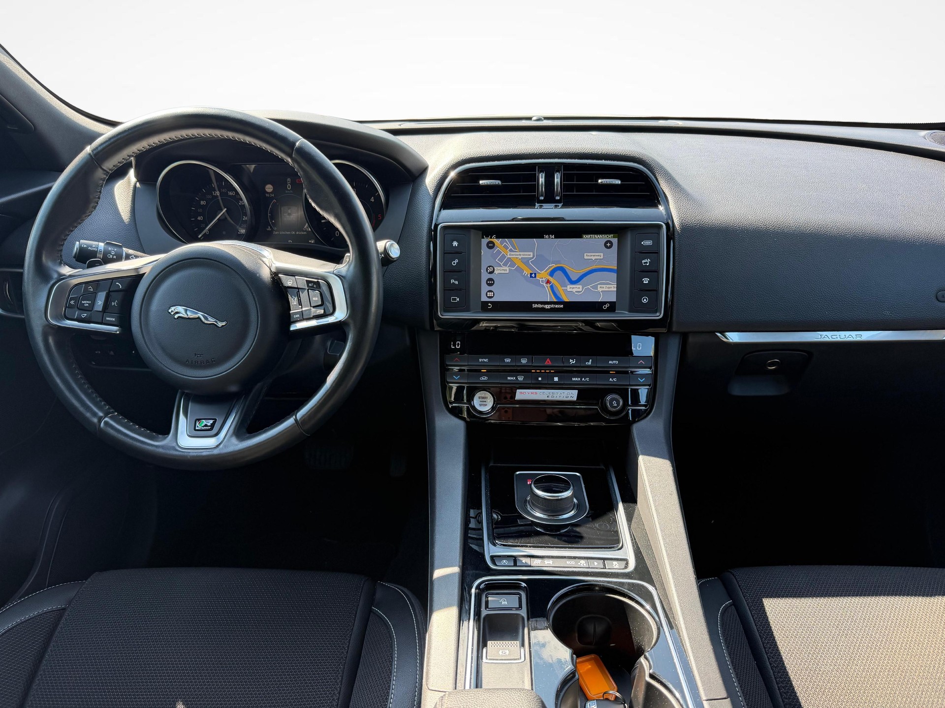 JAGUAR F-Pace 2.0 D 180 90YRS Celebration Edition AWD-image-9