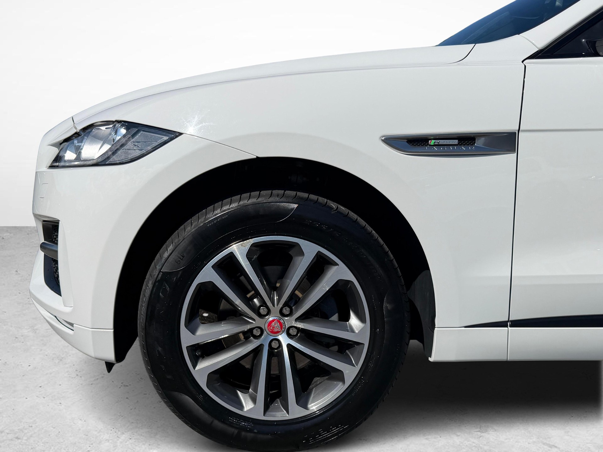 JAGUAR F-Pace 2.0 D 180 90YRS Celebration Edition AWD-image-11