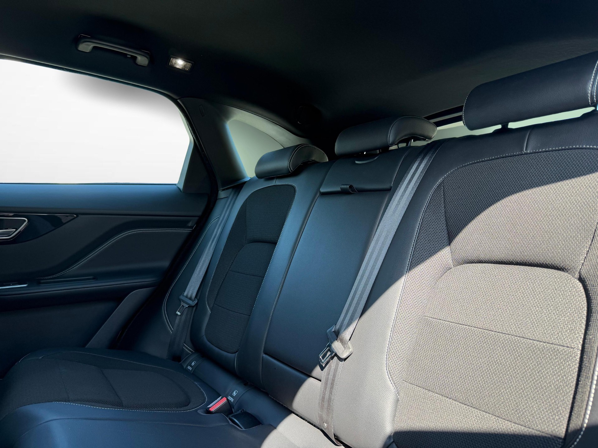 JAGUAR F-Pace 2.0 D 180 90YRS Celebration Edition AWD-image-8