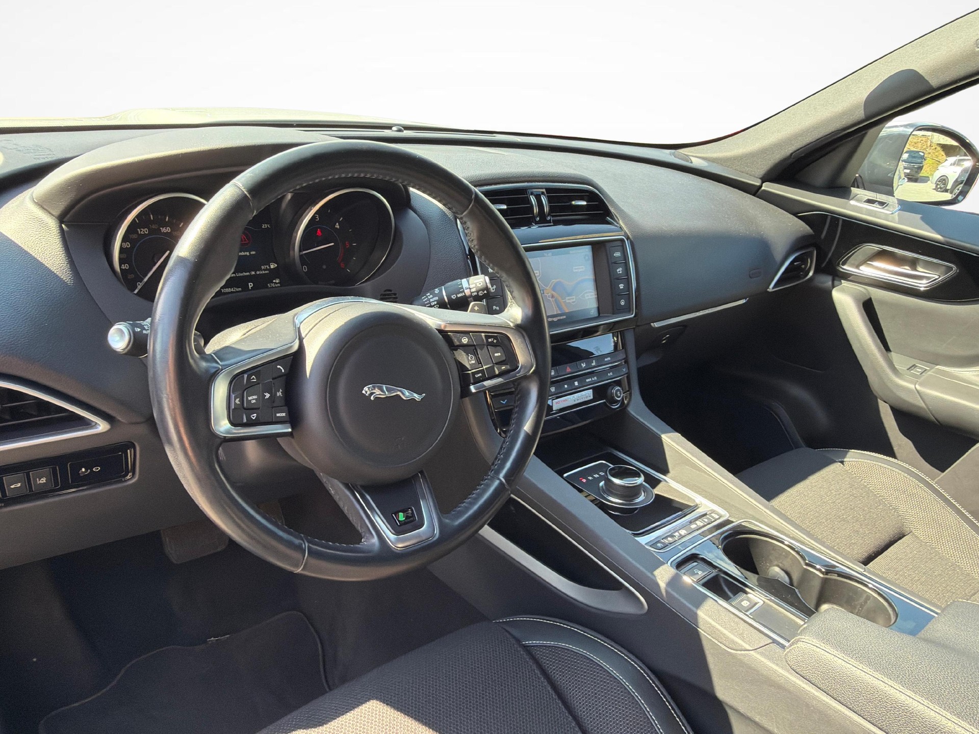 JAGUAR F-Pace 2.0 D 180 90YRS Celebration Edition AWD-showroom-element-3