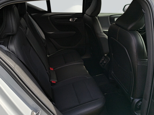 VOLVO XC40 D4 AWD Momentum-image-8