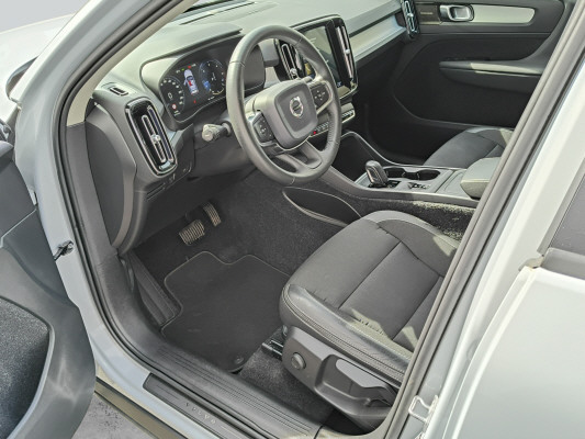 VOLVO XC40 D4 AWD Momentum-image-9