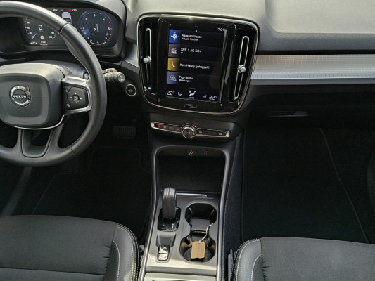 VOLVO XC40 D4 AWD Momentum-image-5