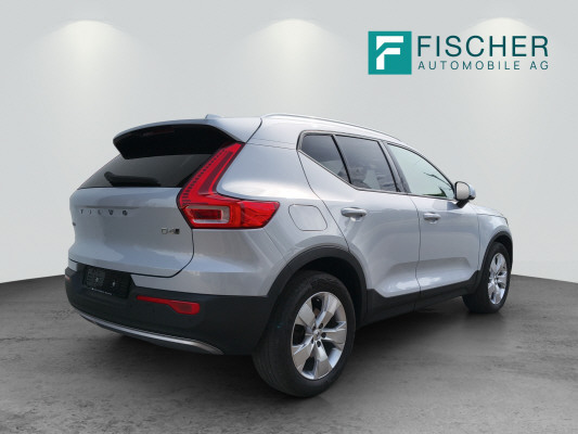 VOLVO XC40 D4 AWD Momentum-image-1