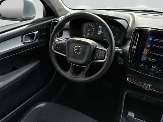 VOLVO XC40 D4 AWD Momentum-image-4