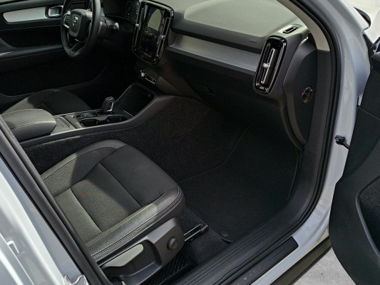 VOLVO XC40 D4 AWD Momentum-image-6
