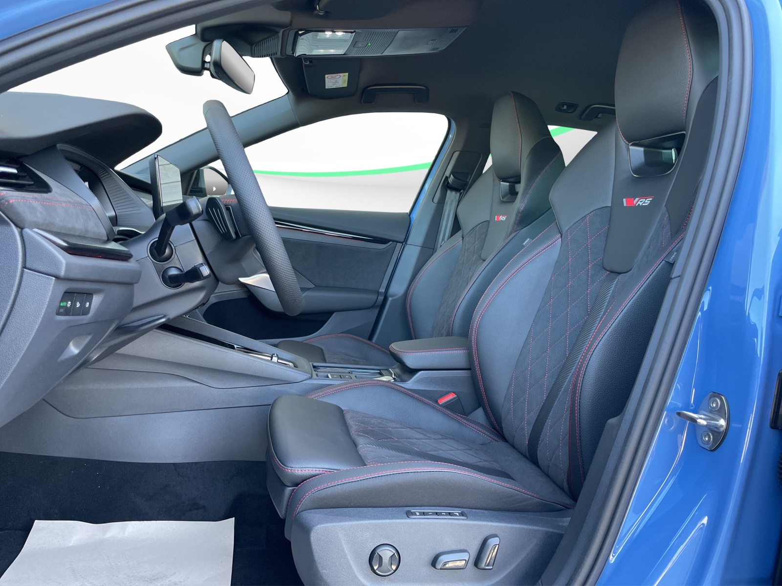 SKODA Octavia Combi 2.0 TSI DSG RS 30 Years Edition-image-6