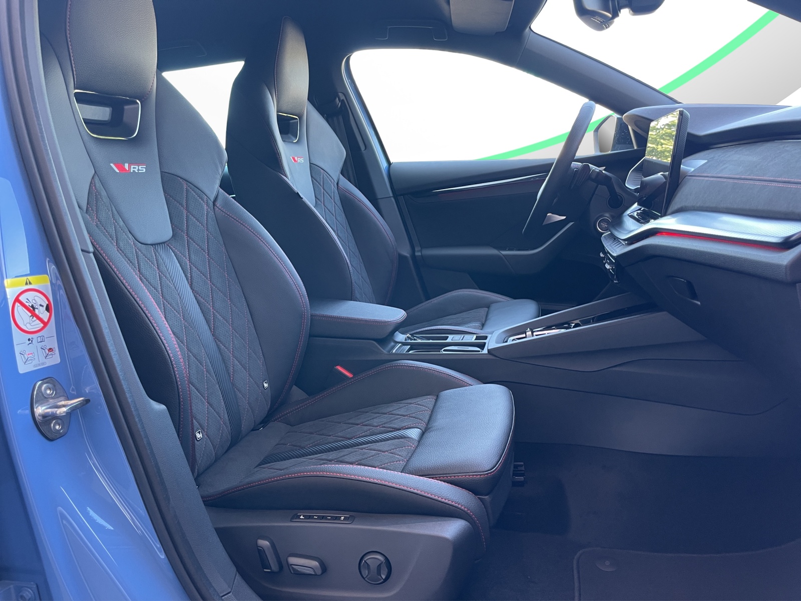 SKODA Octavia Combi 2.0 TSI DSG RS 30 Years Edition-image-12