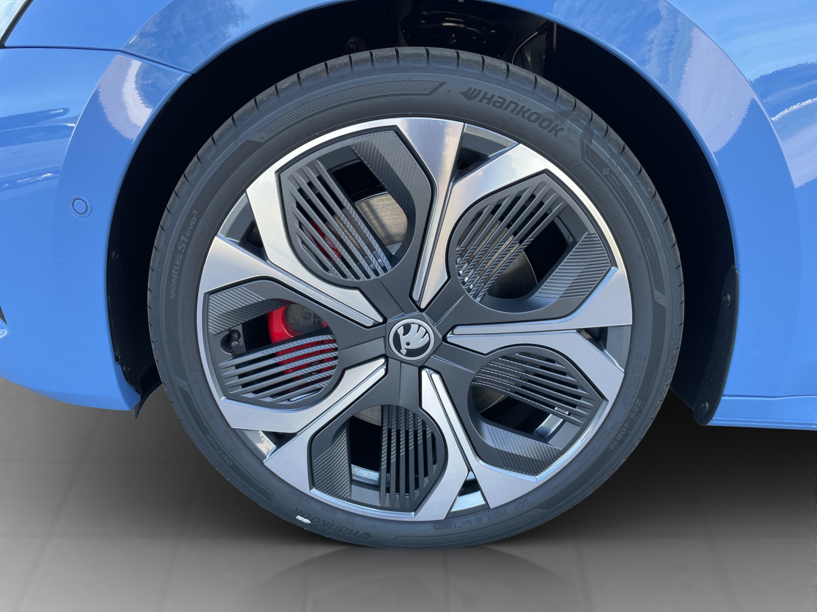 SKODA Octavia Combi 2.0 TSI DSG RS 30 Years Edition-image-18