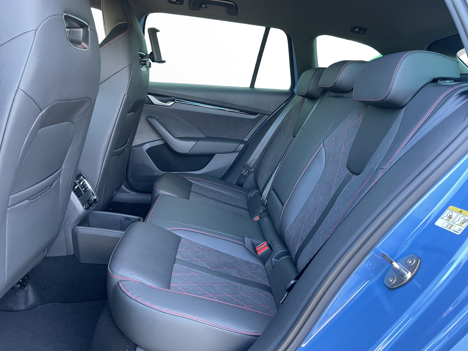 SKODA Octavia Combi 2.0 TSI DSG RS 30 Years Edition-image-13
