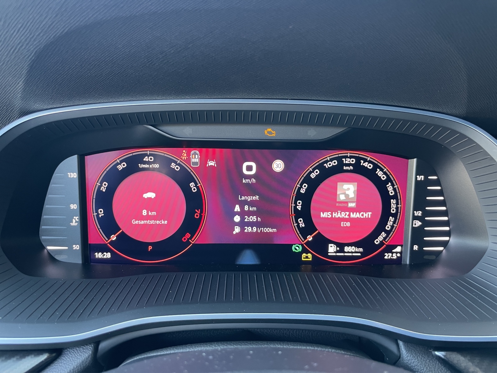 SKODA Octavia Combi 2.0 TSI DSG RS 30 Years Edition-image-8