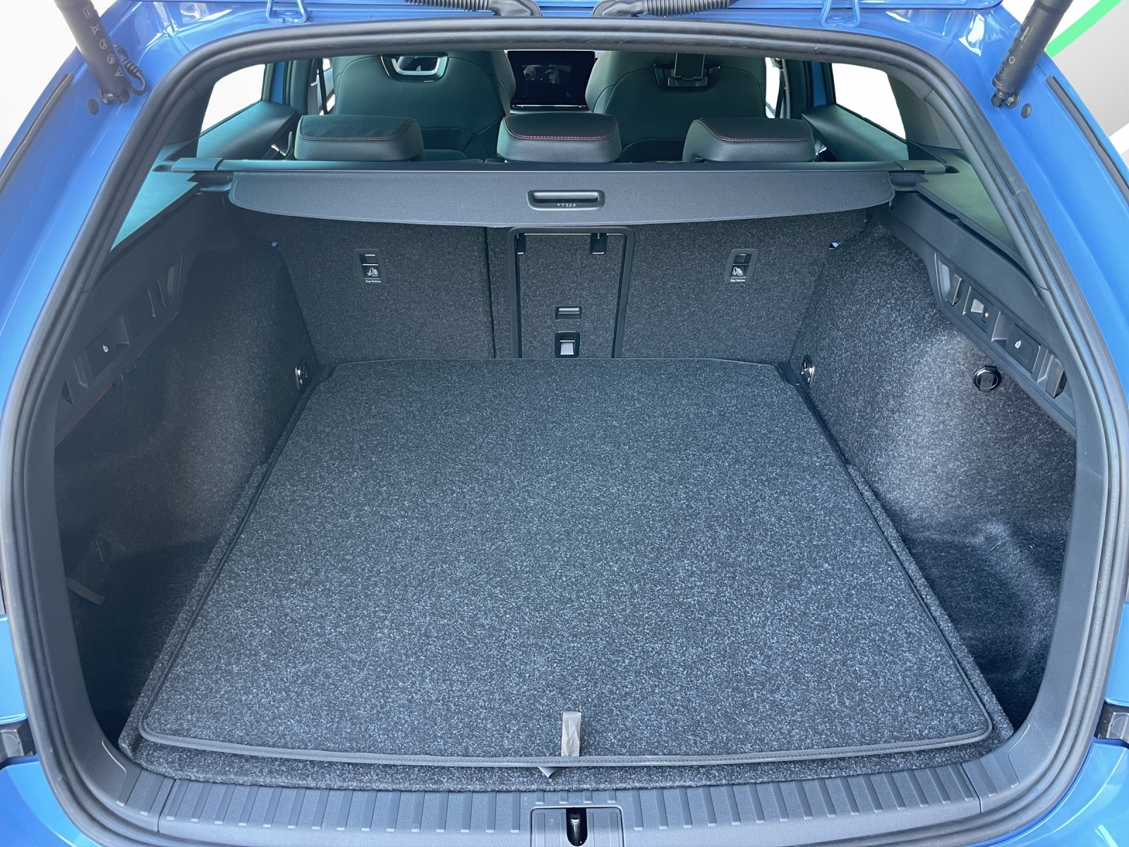 SKODA Octavia Combi 2.0 TSI DSG RS 30 Years Edition-image-14