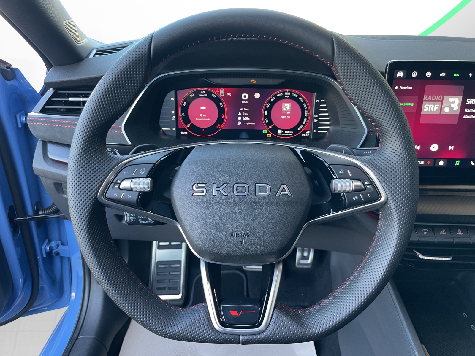 SKODA Octavia Combi 2.0 TSI DSG RS 30 Years Edition-image-7