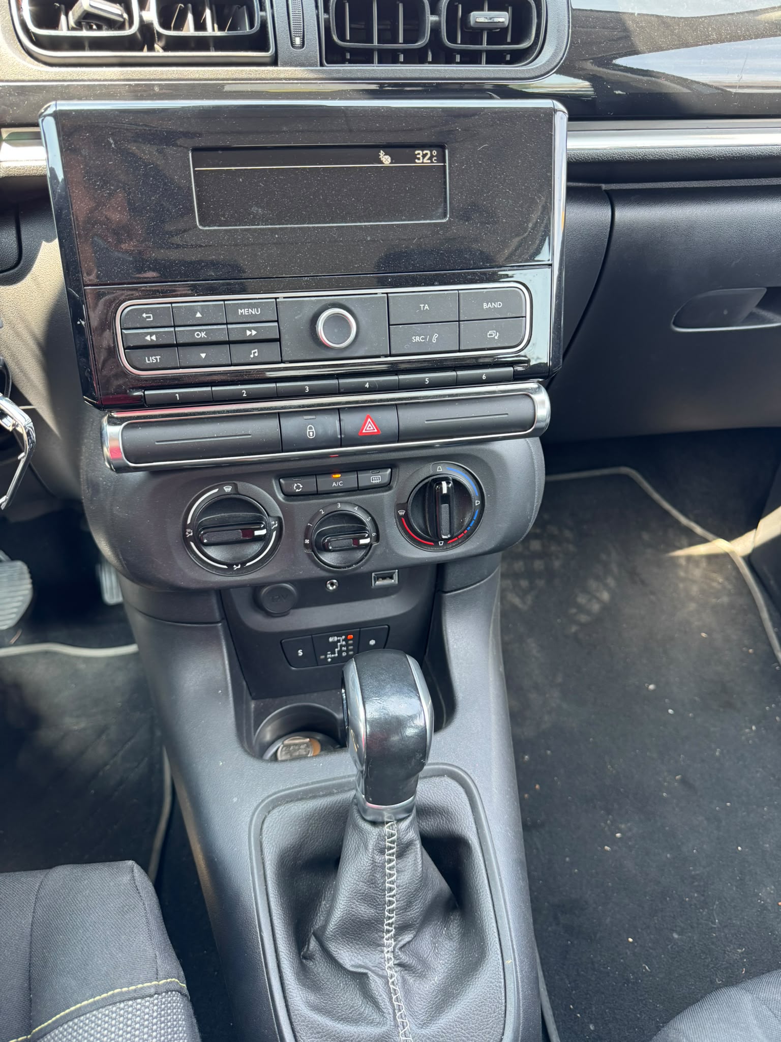 CITROEN C3 1.2i PureTech Shine EAT-image-12