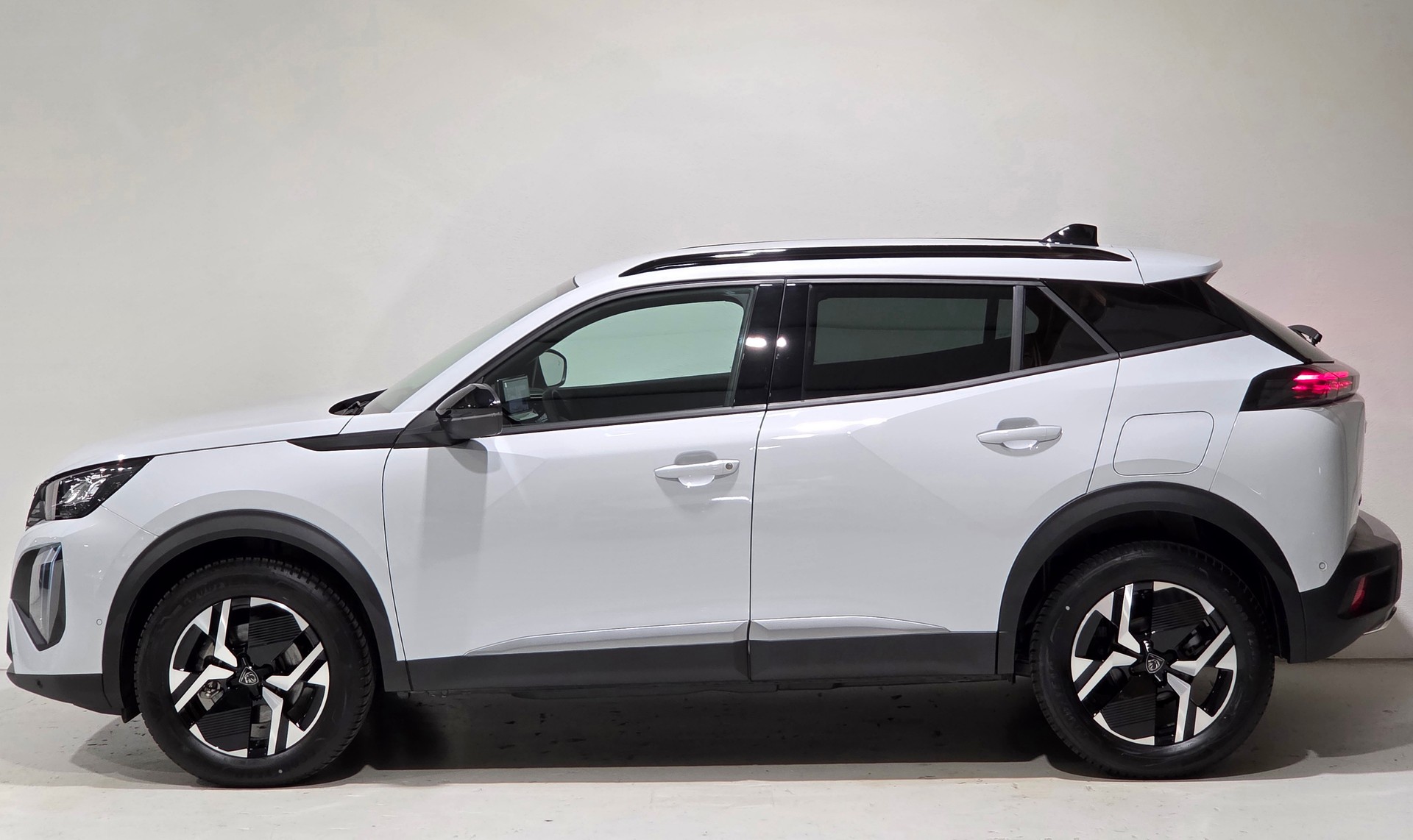 PEUGEOT 2008 1.2 145 MHEV Allure Premium, Werksgarantie bis 07.2029 / 100'000Km-image-1