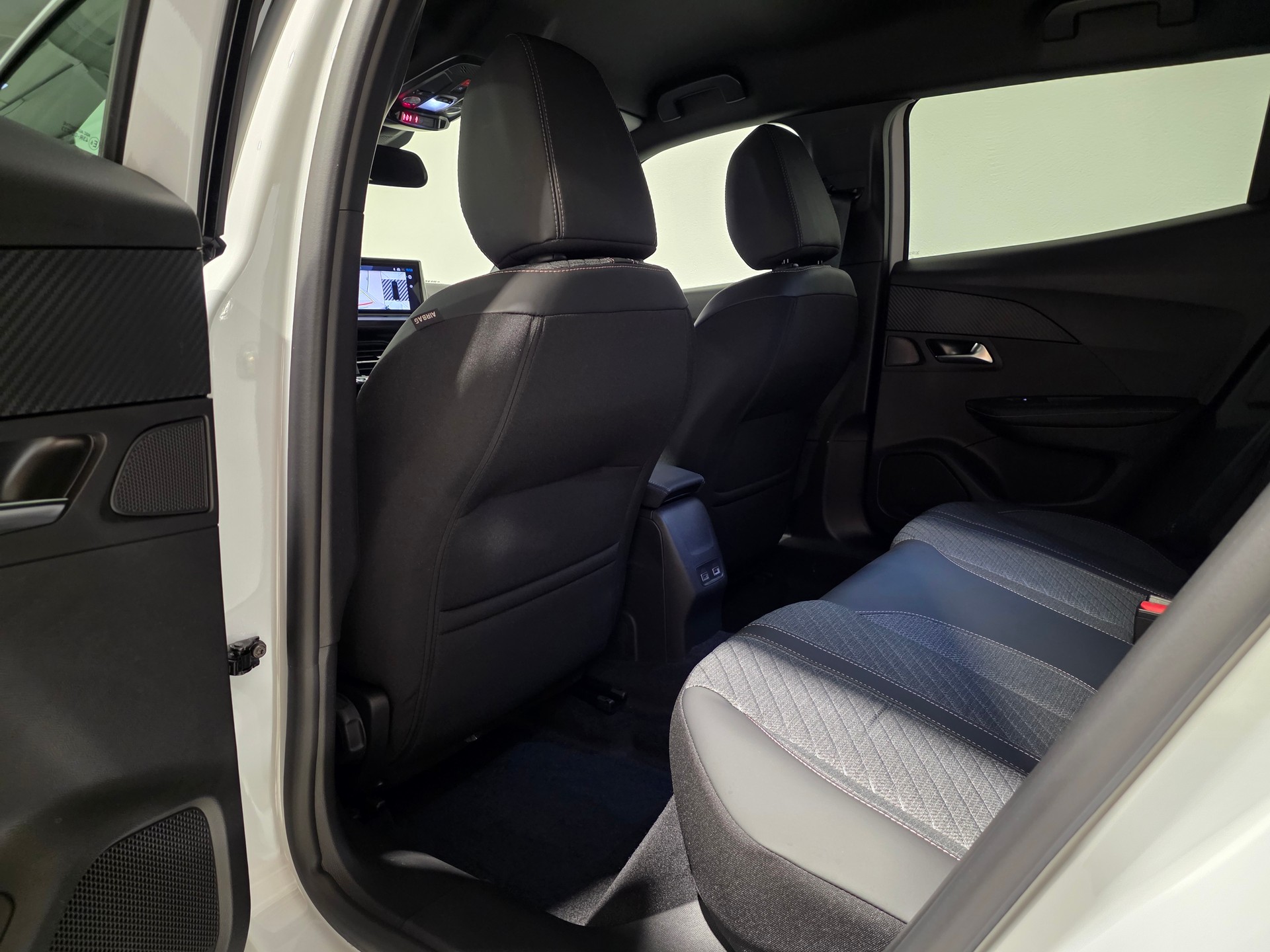 PEUGEOT 2008 1.2 145 MHEV Allure Premium, Werksgarantie bis 07.2029 / 100'000Km-image-17