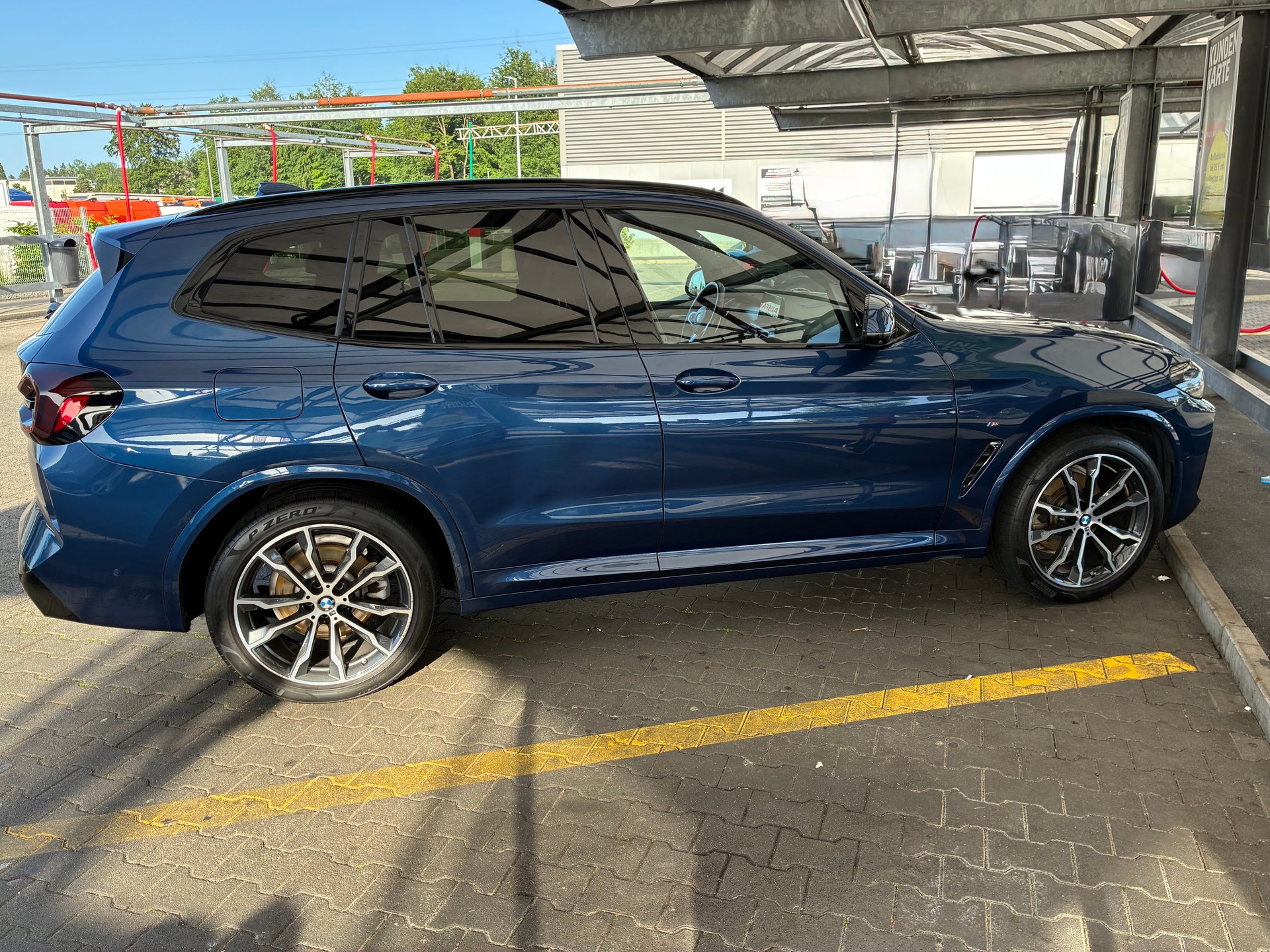 BMW 20i xDrive-image-3