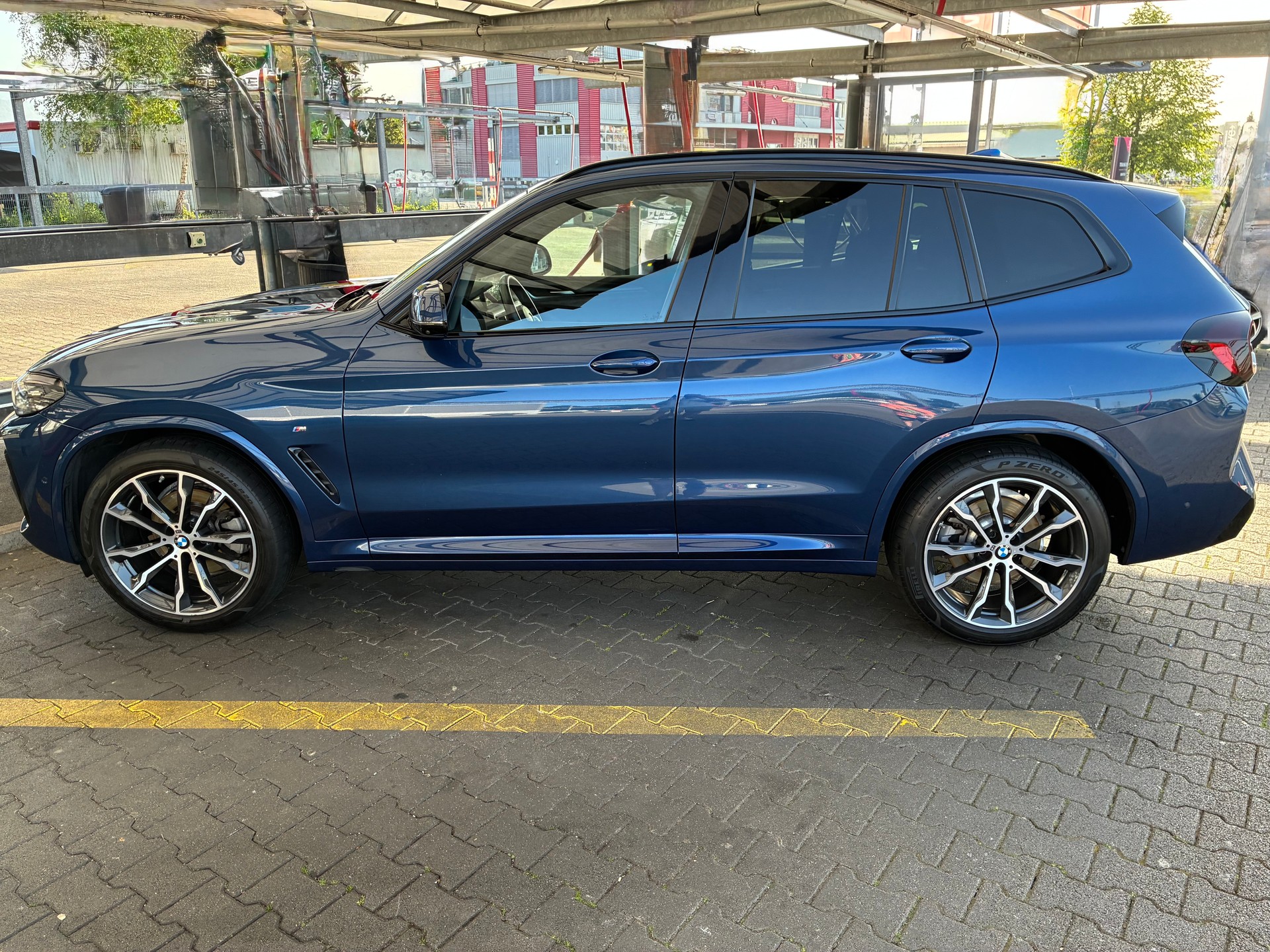 BMW 20i xDrive-image-2