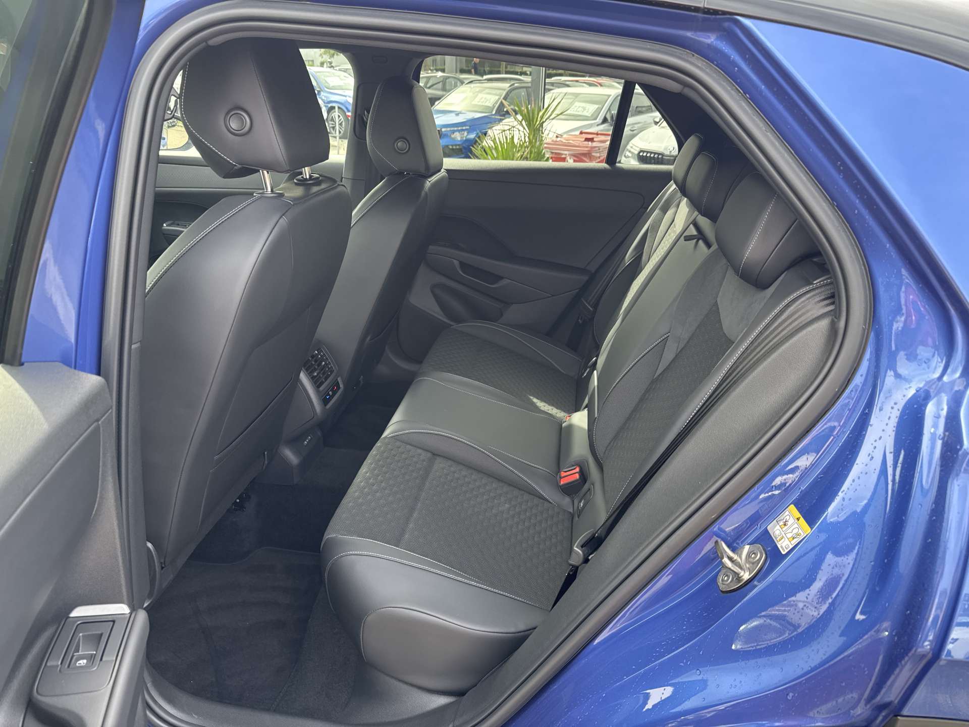 VW T-Roc 1.5 eTSi mHEV R-Line DSG-Automat-image-6