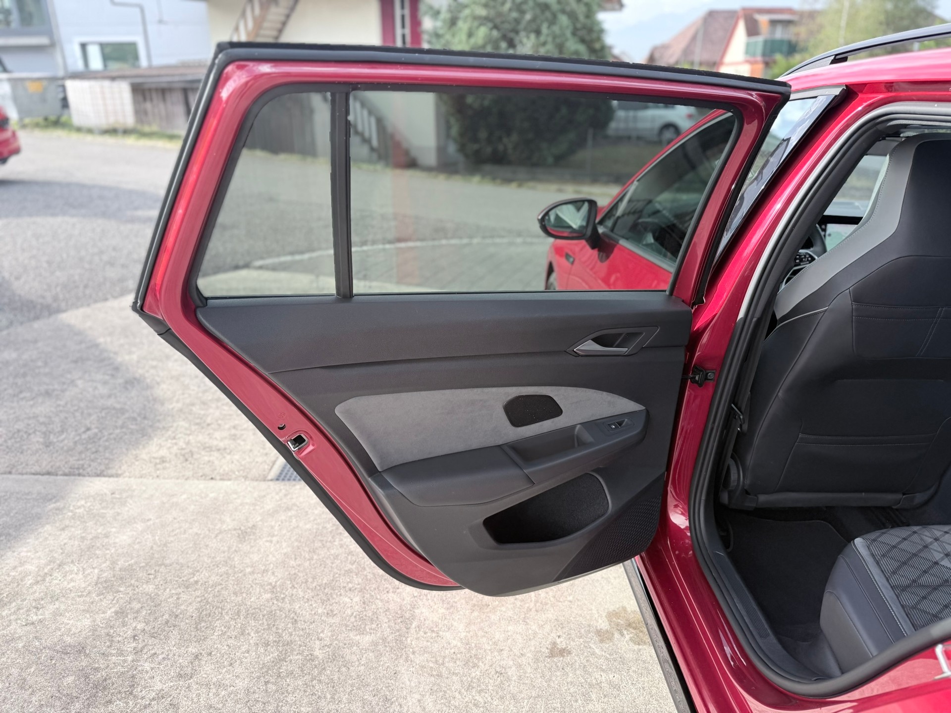 VW Golf Variant 2.0 TSI R-Line DSG 4Motion-image-29