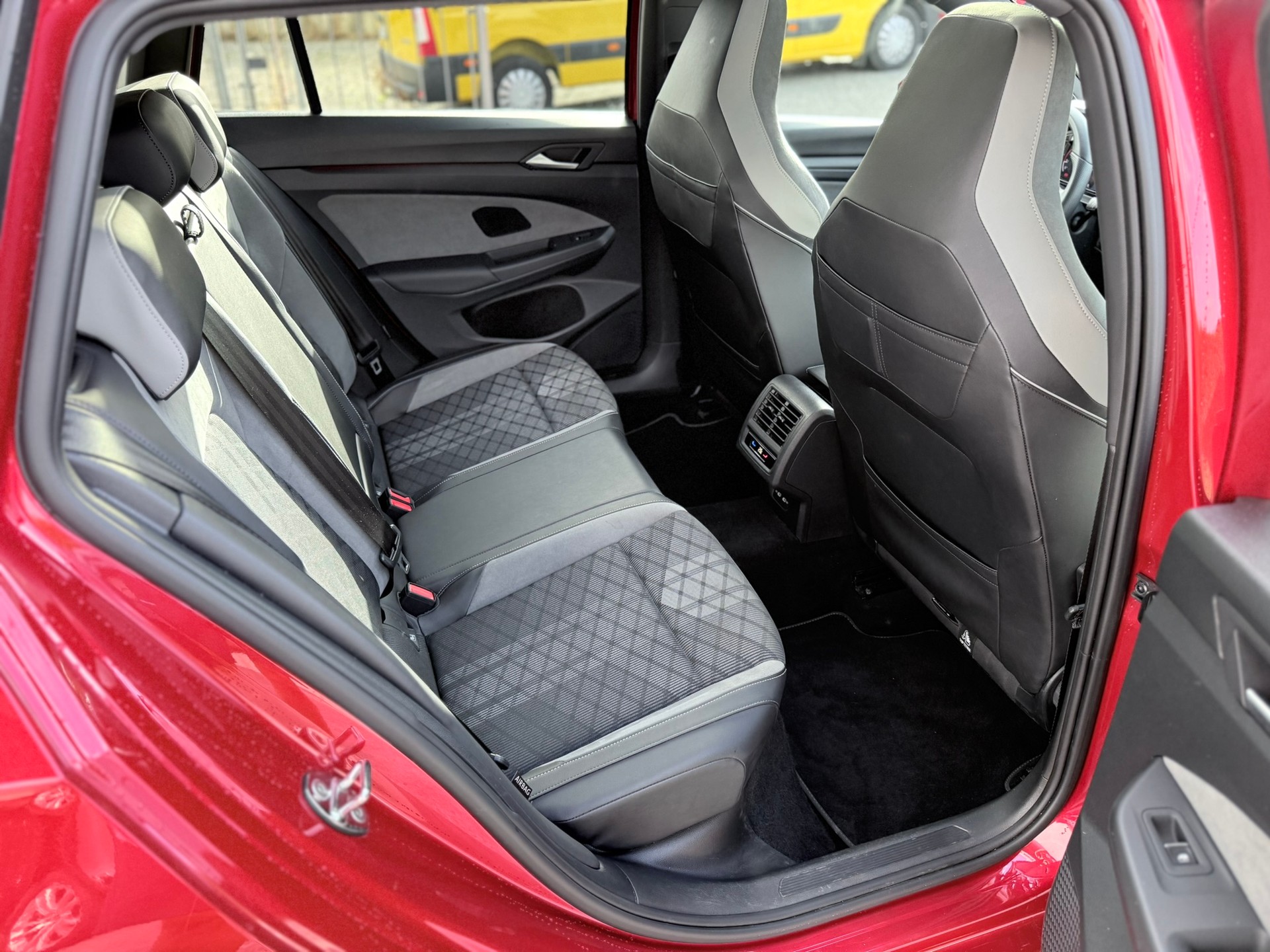 VW Golf Variant 2.0 TSI R-Line DSG 4Motion-image-12