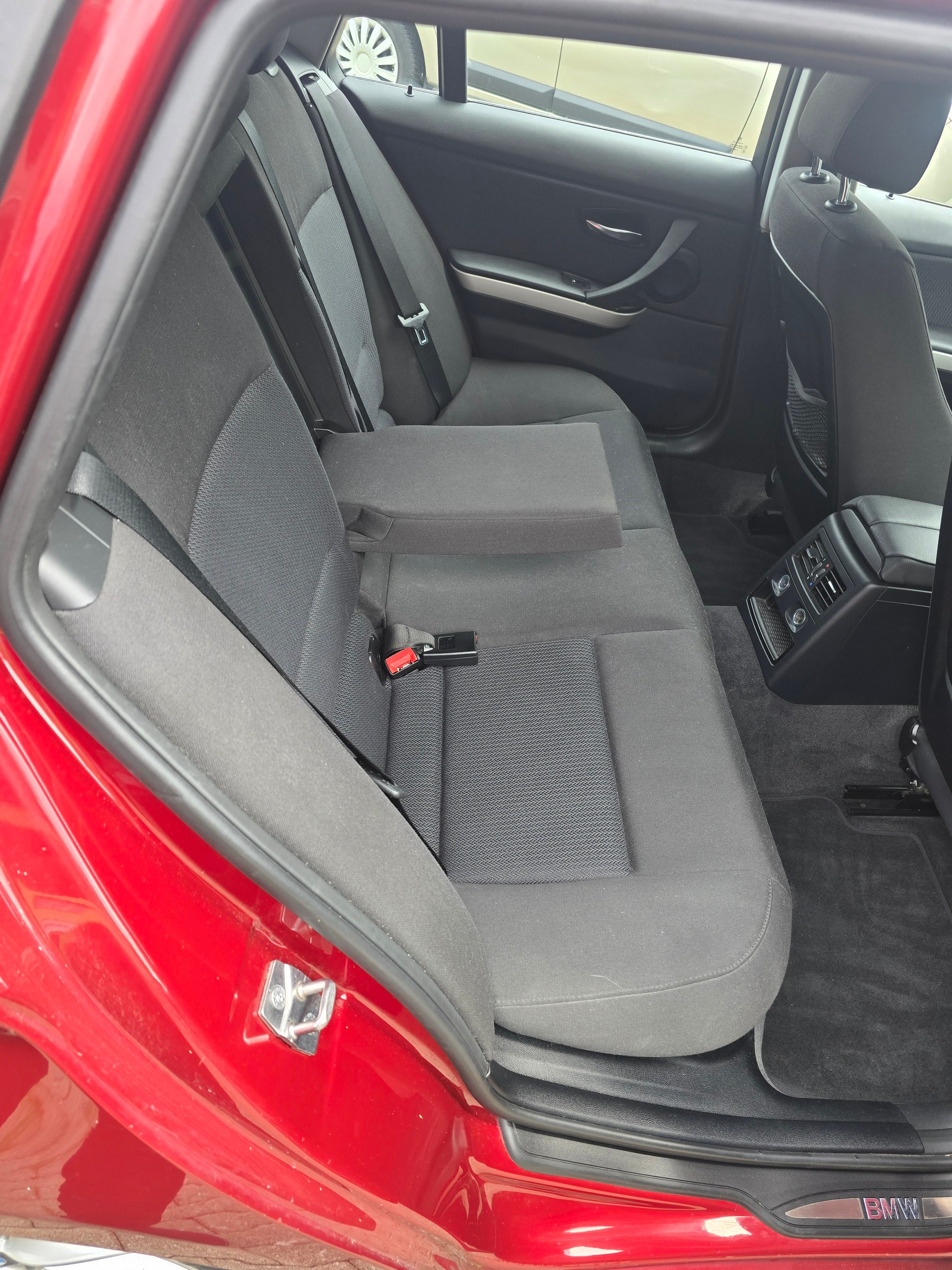 BMW 320d xDrive Touring Dynamic Edition-image-9