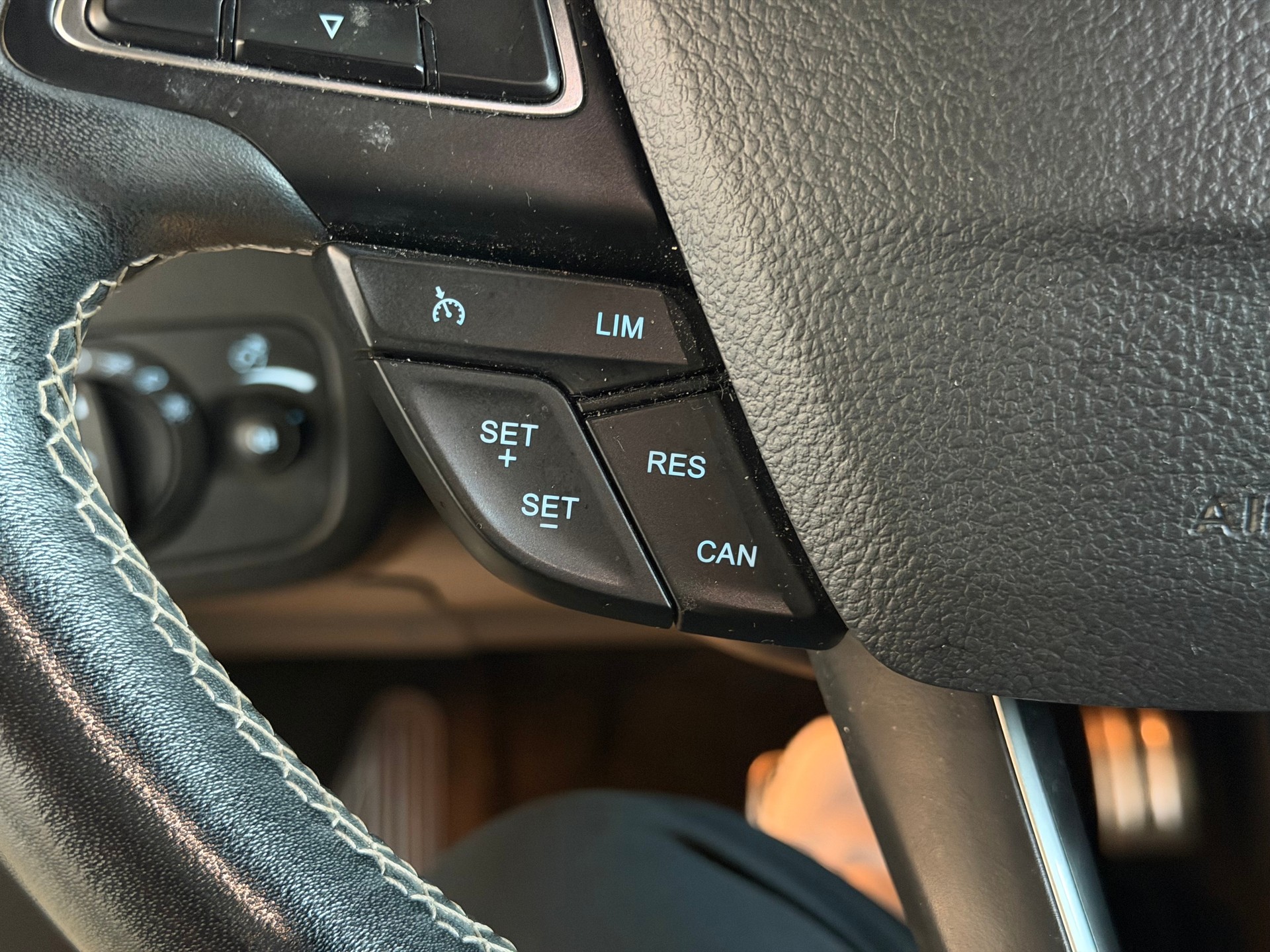FORD Kuga 2.0 TDCi ST Line 4WD PowerShift | MFK 12.2024 | Aus 1-Hand | Lenkradheizung | Leder | Navi | AHK 2.1t.-image-17