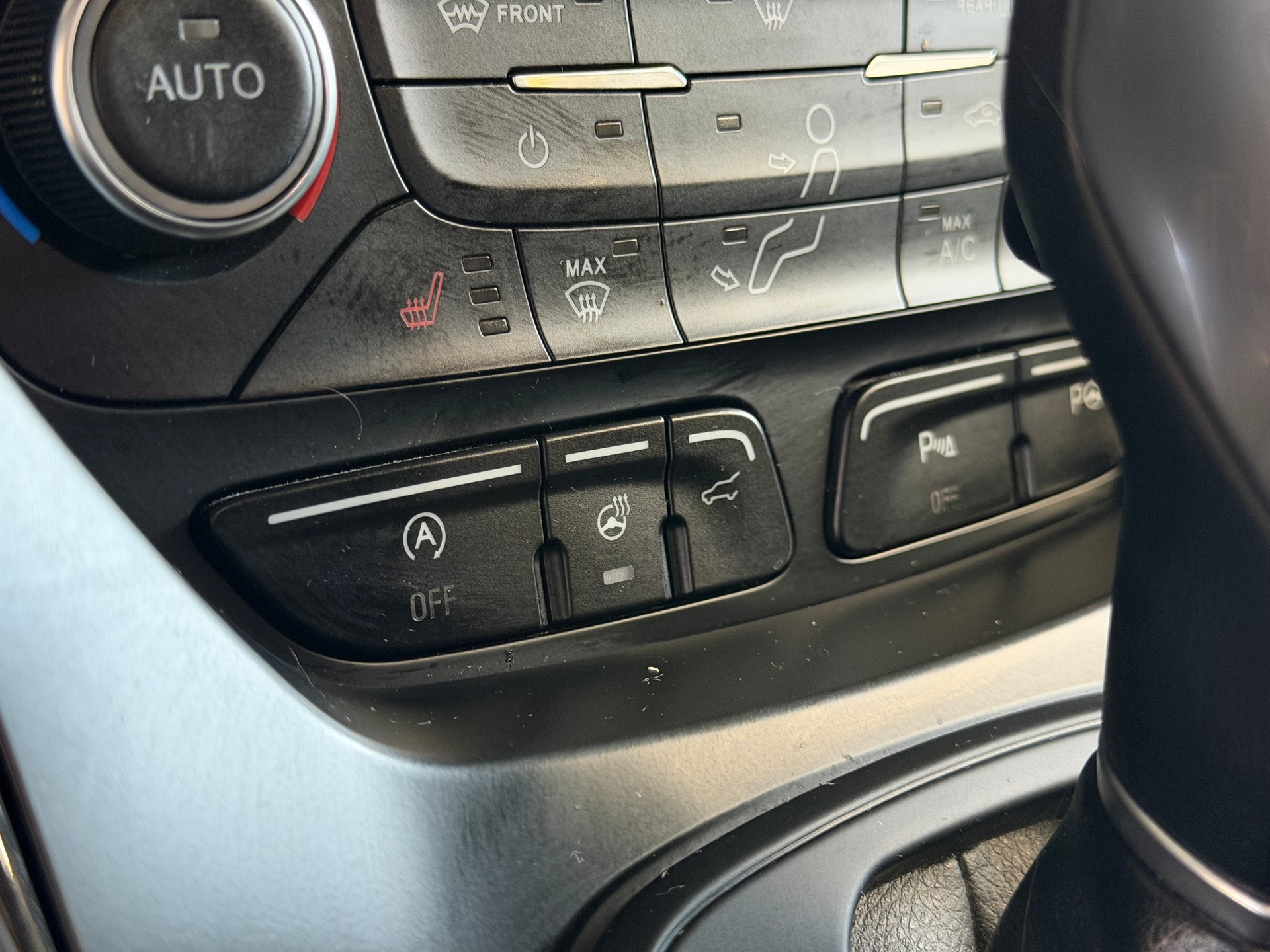 FORD Kuga 2.0 TDCi ST Line 4WD PowerShift | MFK 12.2024 | Aus 1-Hand | Lenkradheizung | Leder | Navi | AHK 2.1t.-image-13
