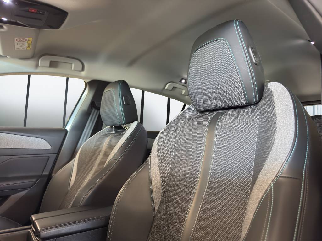 PEUGEOT 308 1.6 PHEV 180 Allure Pack-image-9