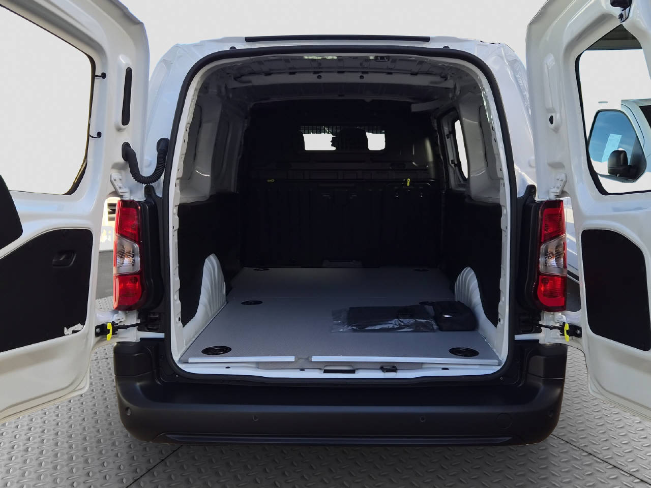 TOYOTA PROACE CITY Van L2 1.5 D Active-image-14