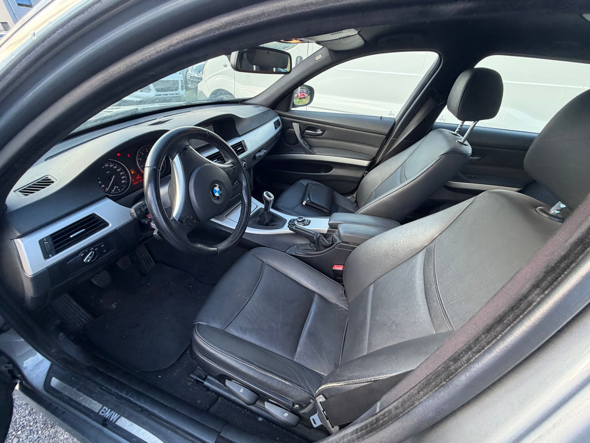 BMW 325i xDrive Touring-image-9