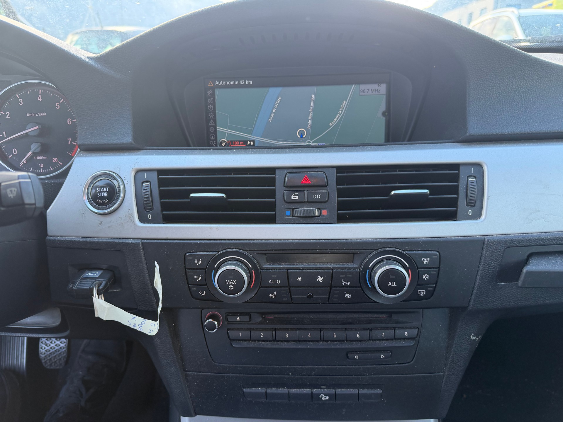 BMW 325i xDrive Touring-image-10