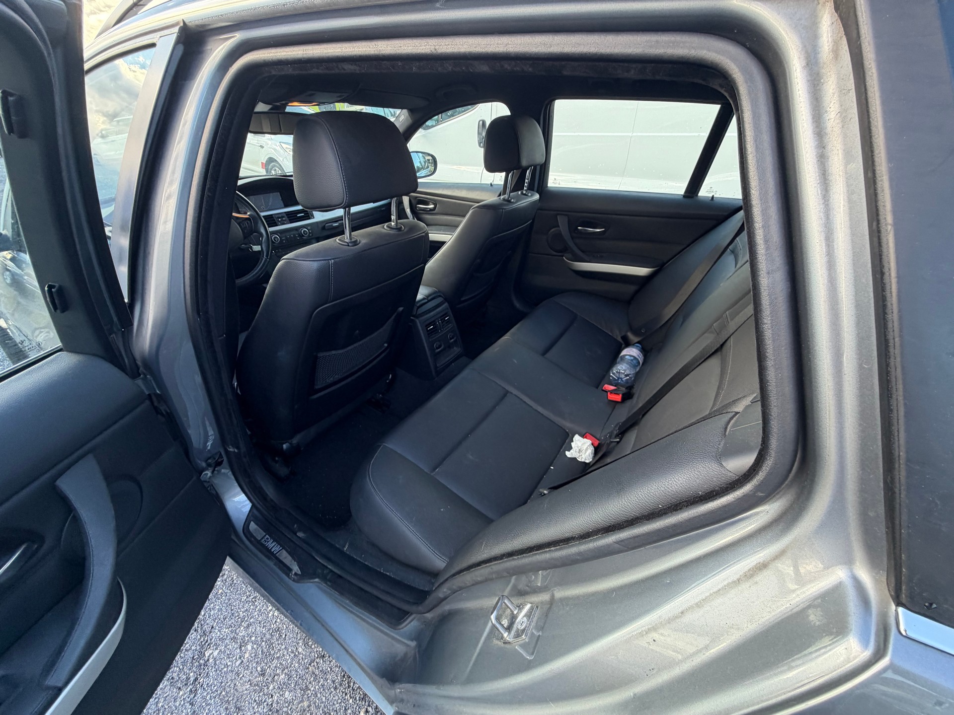 BMW 325i xDrive Touring-image-8