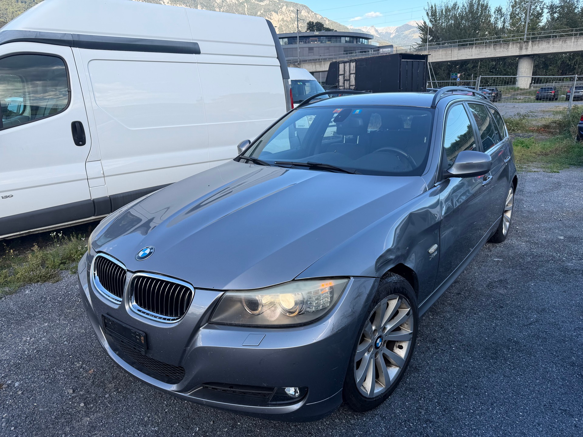 BMW 325i xDrive Touring-image-0